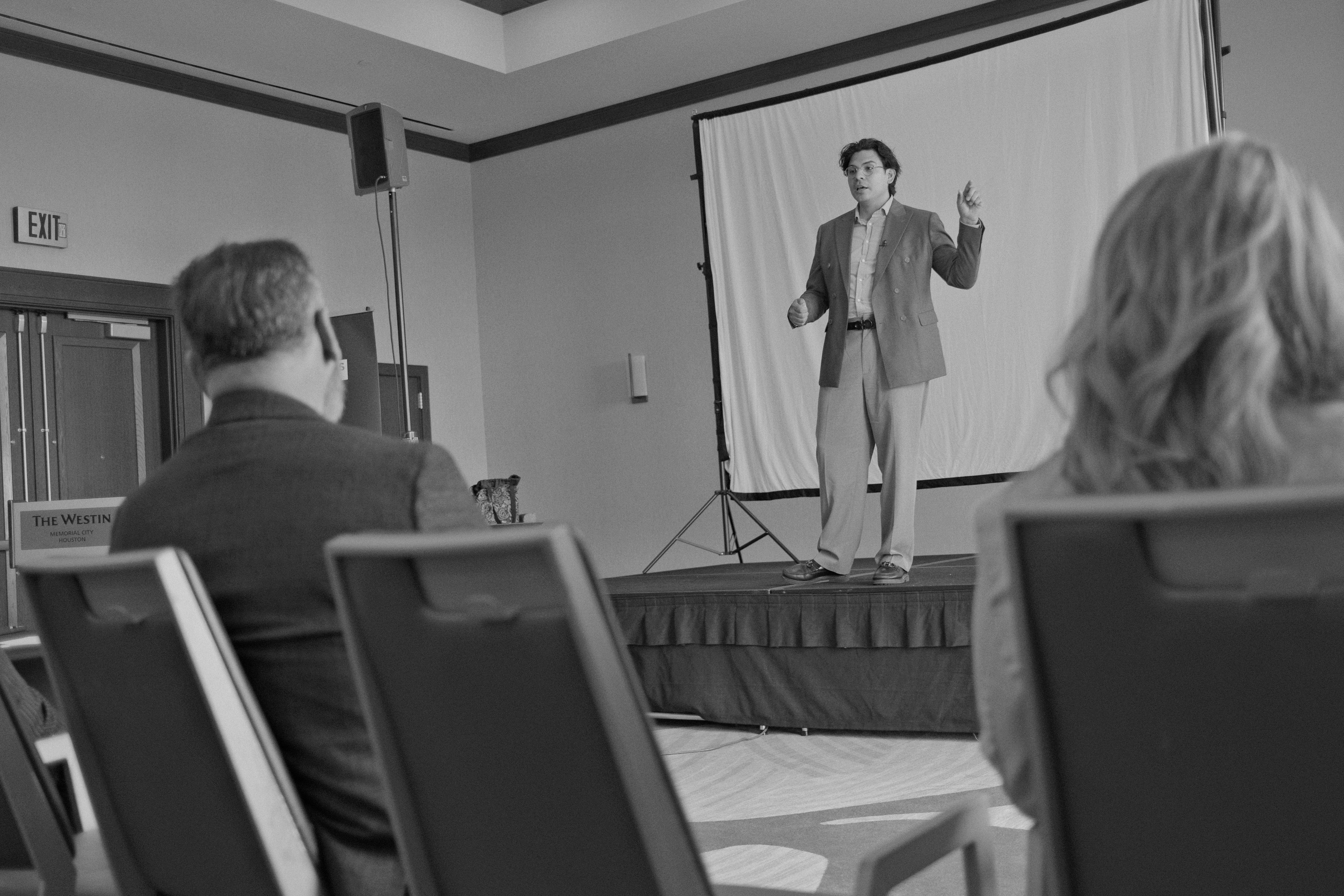 Irving Pérez presentando en The Westin Houston